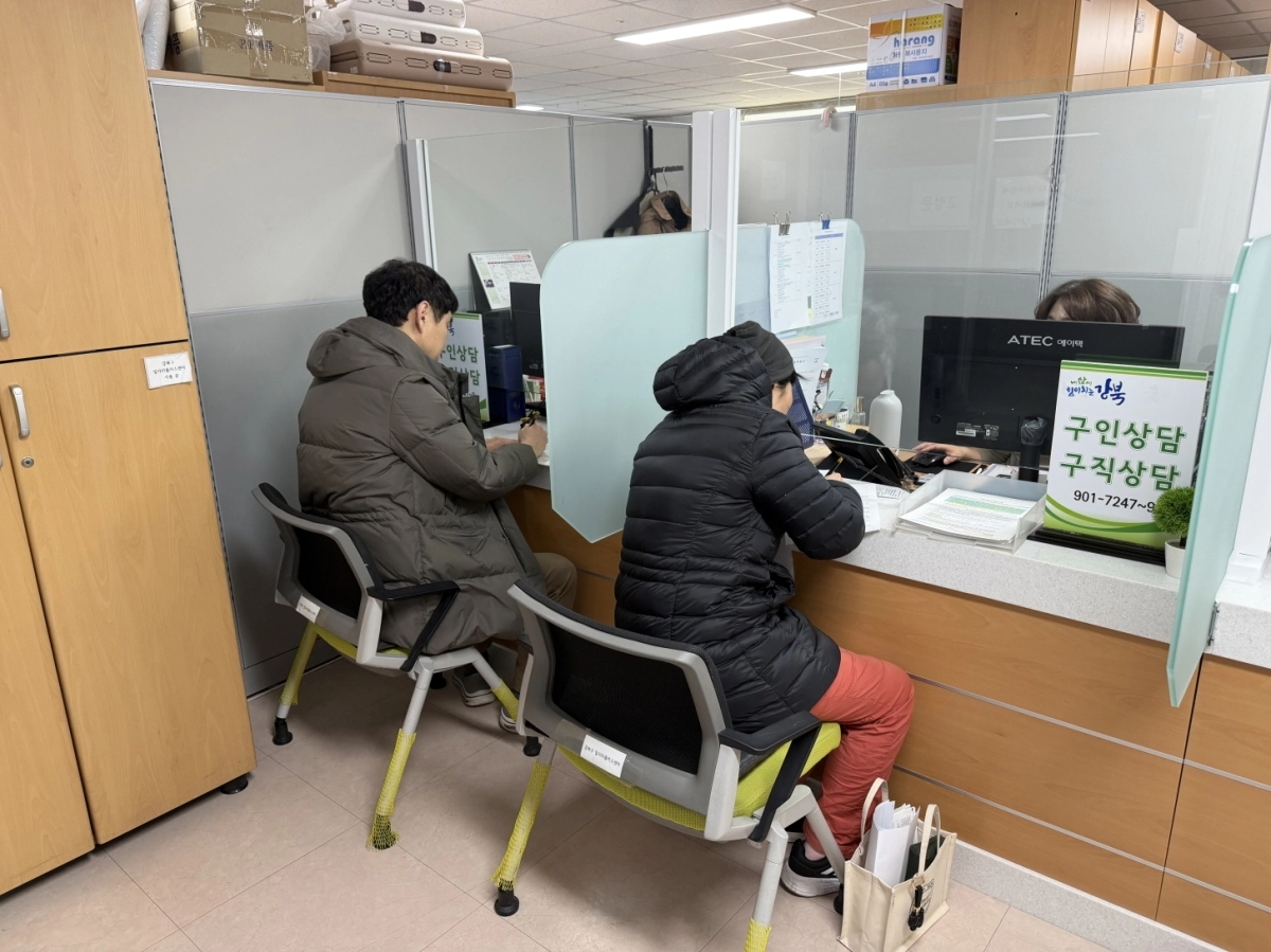 강북구청에서 취업 상담을 받고 있는 강북구 중장년 주민들의 모습. 강북구 제공