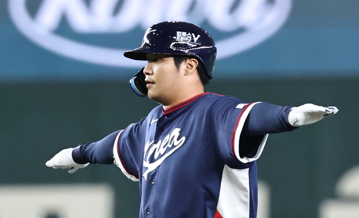 문보경이 9일 일본 도쿄 돔에서 열린 2026 월드베이스볼클래식(WBC) 조별리그 C조 4차전 호주와의 경기에서 3회초 1사 2루에 1타점 적시타를 치고 비행기 세리머니를 하고 있다. 2026.3.9 도쿄 연합뉴스