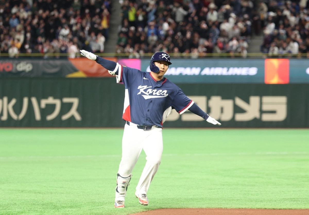 문보경이 9일 일본 도쿄 돔에서 열린 2026 월드베이스볼클래식(WBC) C조 조별리그 호주와의 최종전에서 2회초 무사 1루에 2점 홈런을 친 뒤 자축하고 있다. 2026.3.9 도쿄 연합뉴스