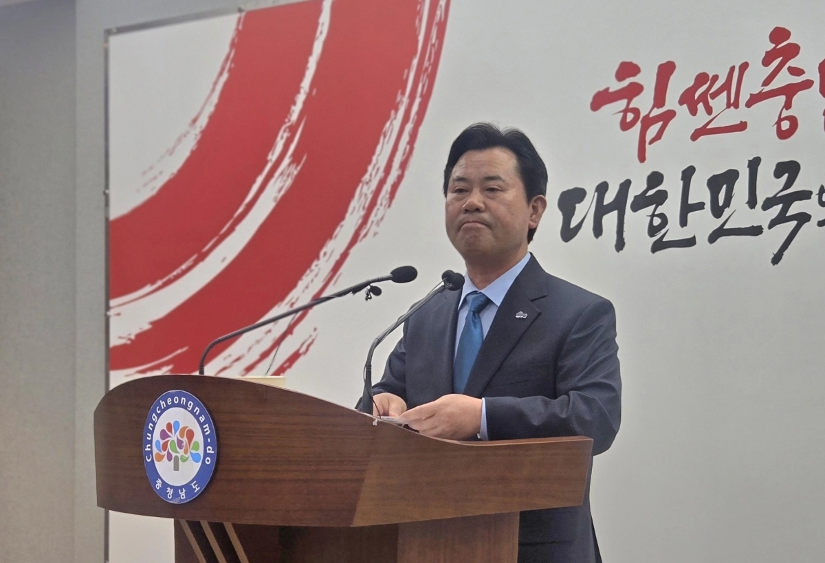 민주당 박정현 전 부여군수가 10일 충남·대전 통합시장 불출마 기자회견 후 입을 굳게 다문 채 질문을 받고 있다. 이종익 기자