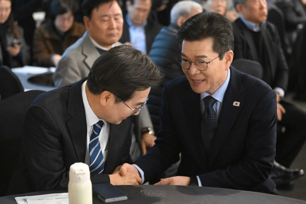 정원오(오른쪽) 더불어민주당 서울시장 예비후보와 김동연 경기지사가 10일 서울 여의도 한국노총에서 열린 한국노총 창립 80주년 기념식에 참석해 악수하고 있다. 안주영 전문기자