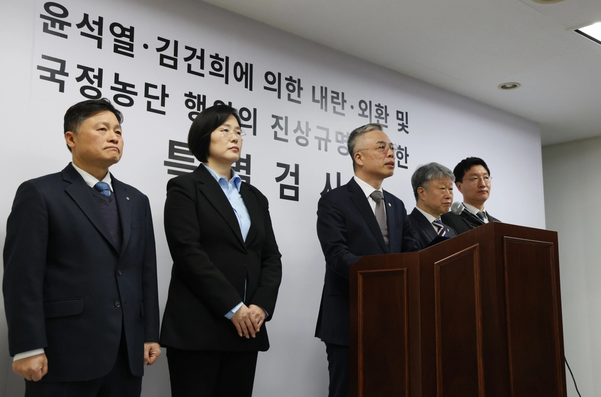 권창영 2차 종합 특별검사(가운데)가 25일 경기 과천시에 마련한 사무실에서 수사 계획을 발표하고 있다. 뉴스1