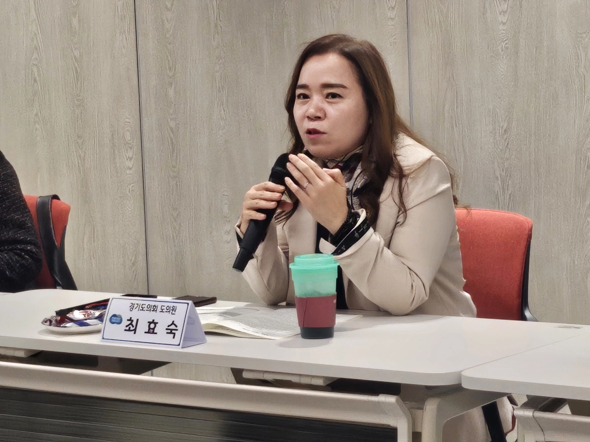 최효숙 의원이 5일 경기도서관 플래닛경기홀에서 열린 ‘2026년 경기도 광역도서관위원회 회의’에 위원으로 참석해 경기도 도서관 정책의 미래 방향을 점검하고 있다.(사진=경기도의회)