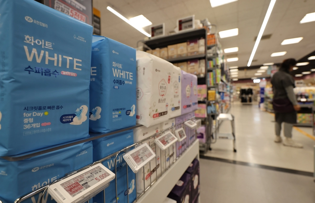 지난달 서울 용산구 이마트 용산점에서 생리대 50여 종이 5천원 균일가에 판매되고 있다. 연합뉴스