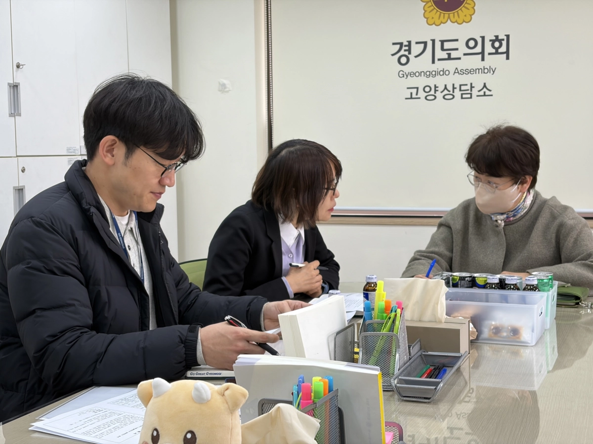 고은정 의원이9일 경기도의회 고양상담소에서 경기도 노동국으로부터 ‘경기도 물류단지 노동실태조사 연구용역 추진계획’을 보고 받고 있다.(사진=경기도의회)