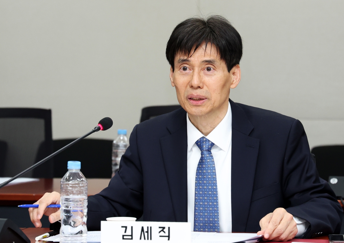 출입기자단 질문에 답하는 김세직 KDI원장