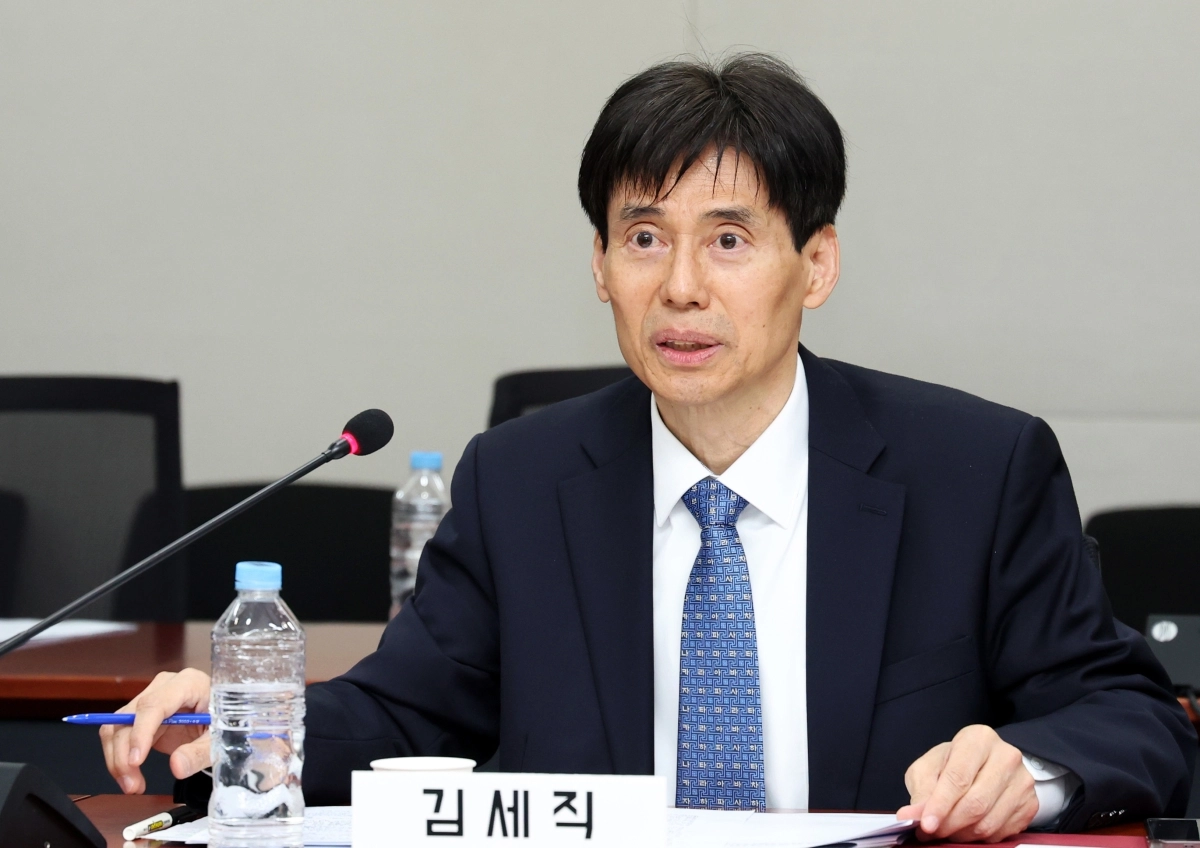 출입기자단 질문에 답하는 김세직 KDI원장