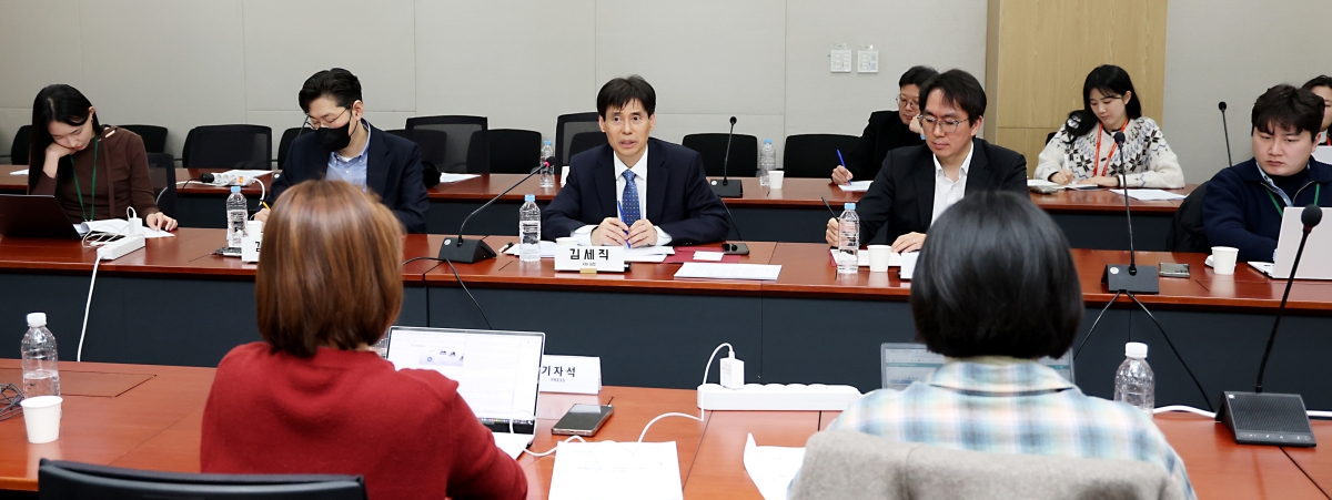 출입기자단과 의견 나누는 김세직 KDI원장