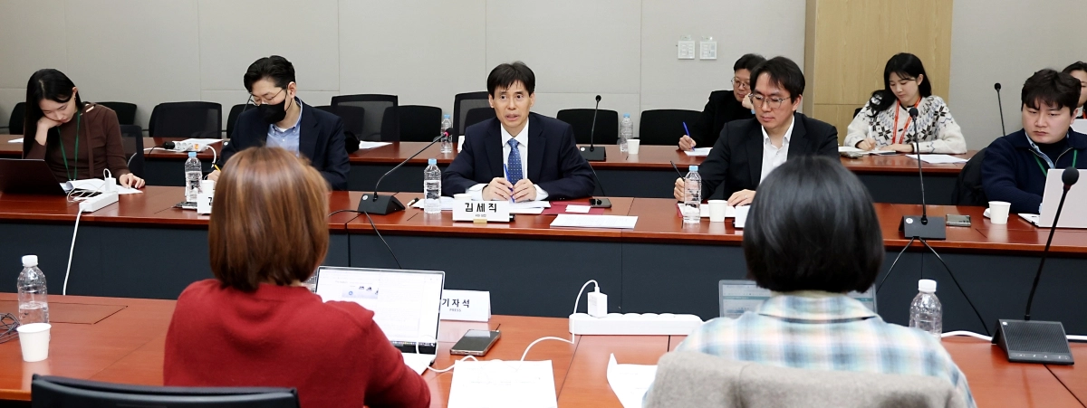 출입기자단과 의견 나누는 김세직 KDI원장