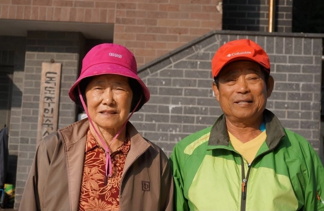 대한민국 영토인 독도를 지켜온 고 김성도씨(오른쪽)와 부인 김신열씨가 생전 환하게 웃는 모습으로 찍은 사진. 유족 SNS 캡처