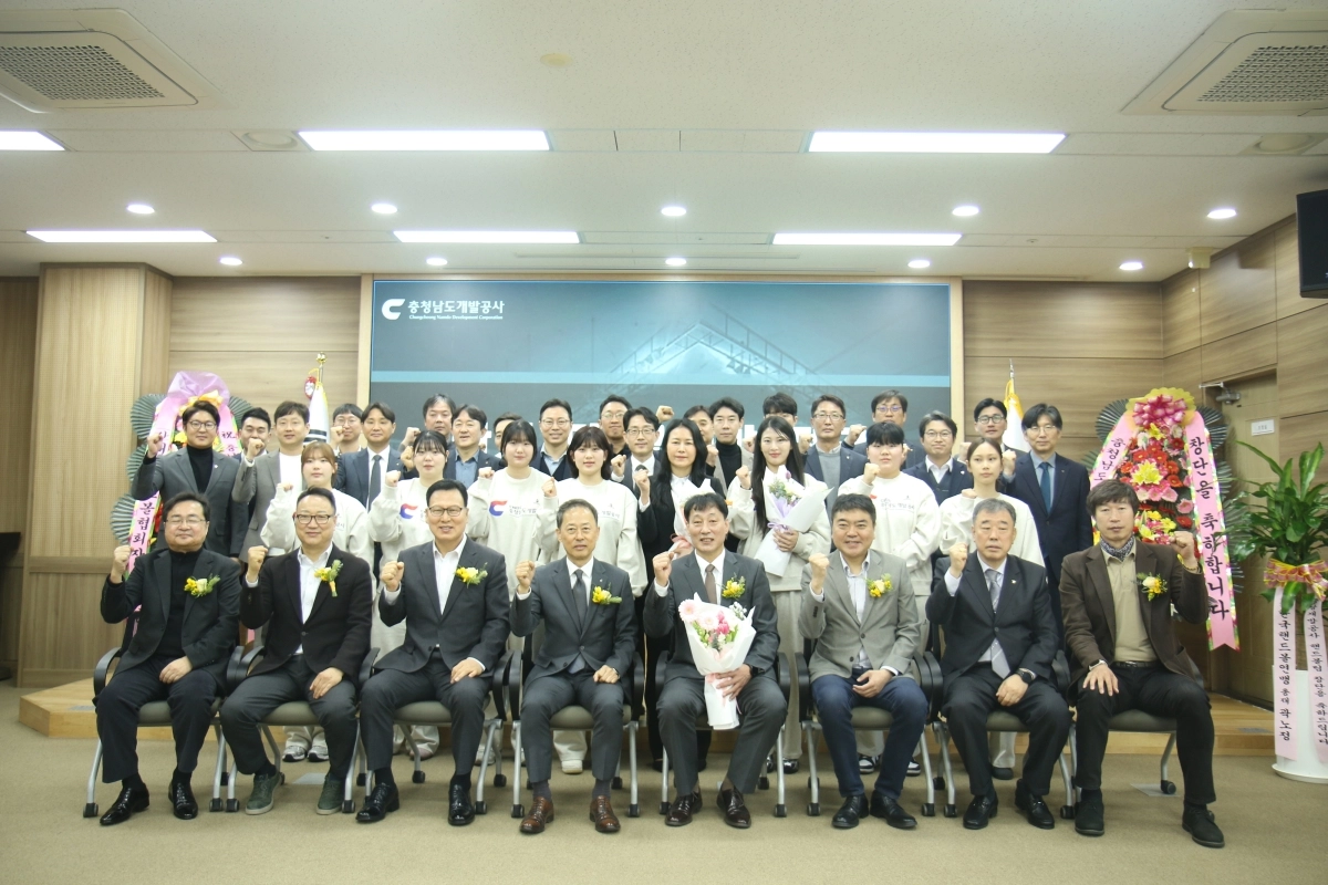 강재원 충남개발공사 감독을 비롯한 선수와 임원진이 선전을 다짐하며 포즈를 취하고 있다. 한국핸드볼연맹 제공