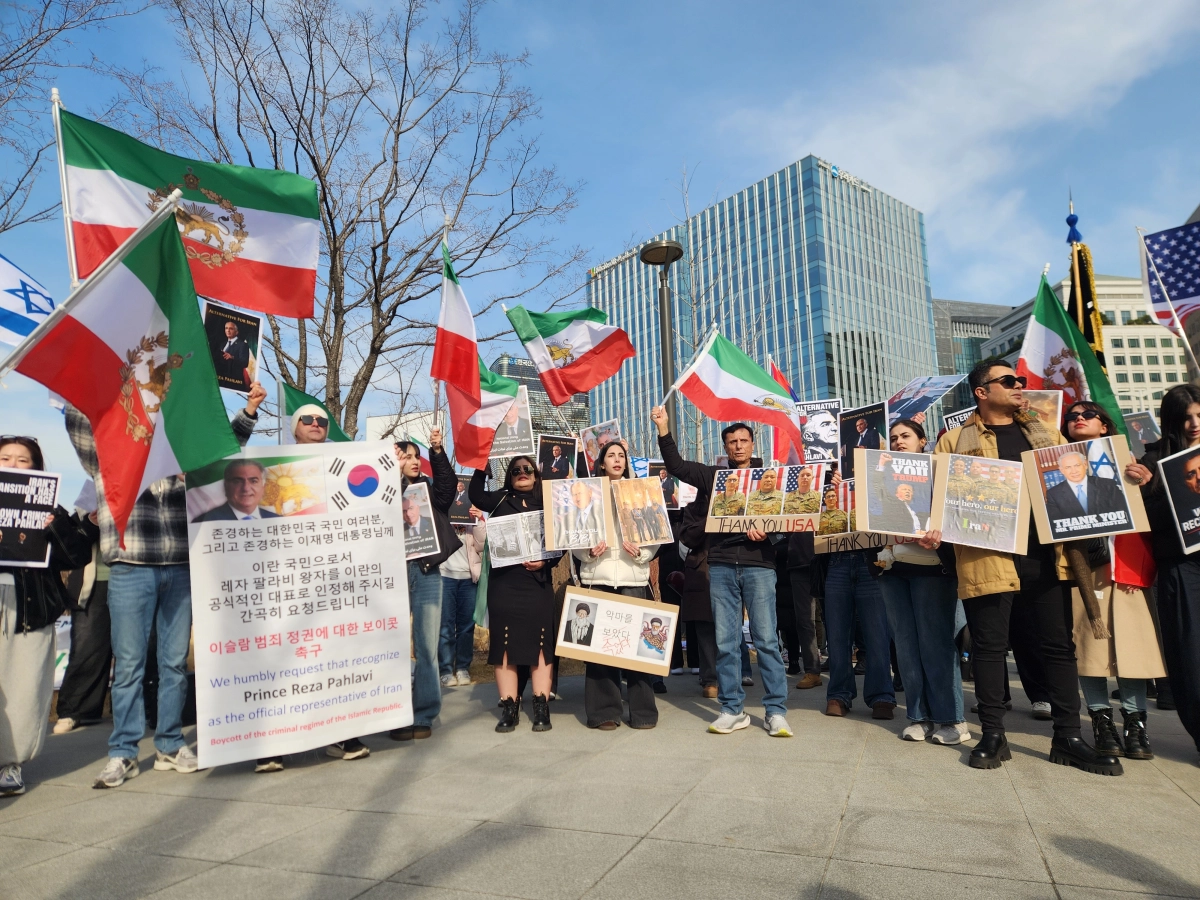 재한이란인들이 지난 8일 서울 종로구 주한미국대사관 인근 광장에서 “이란 독재 끝내자”, “이란의 자유를 되찾자” 등 구호를 외치고 있다. 연합뉴스