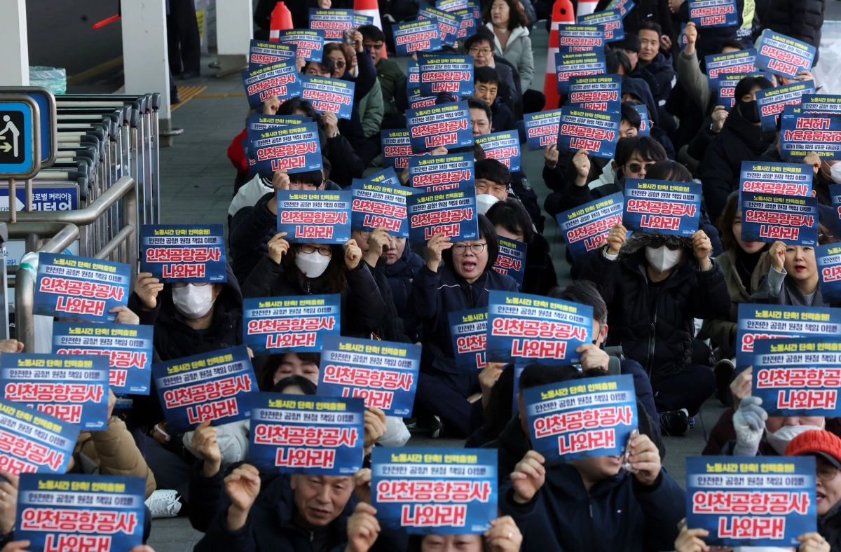 10일 오전 인천국제공항 제2여객터미널에서 민주노총 공공운수노조 인천공항지역지부 조합원들이 2026 투쟁선포 결의대회를 열고 원청 교섭 요청을 촉구하고 있다. 뉴시스
