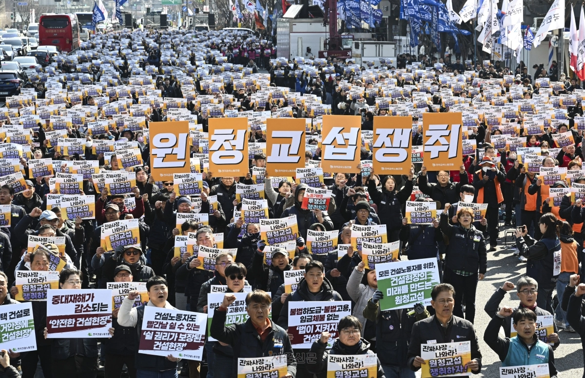 민주노총 조합원들이 10일 서울 종로구 세종대로사거리에서 열린 투쟁 선포대회에서 피켓을 든 채 구호를 외치고 있다. 2026.3.10 이지훈 기자