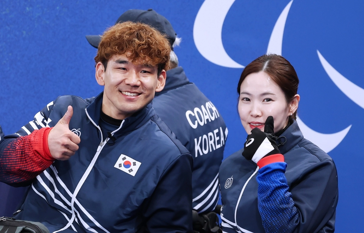 휠체어컬링 믹스더블 국가대표 이용석(왼쪽)과 백혜진이 10일(한국시간) 이탈리아 코르티나담페초 컬링 올림픽 스타디움에서 열린 대회 예선 최종 7차전에서 에스토니아를 상대로 승리한 뒤 엄지를 들어 보이고 있다. 대한장애인체육회 제공
