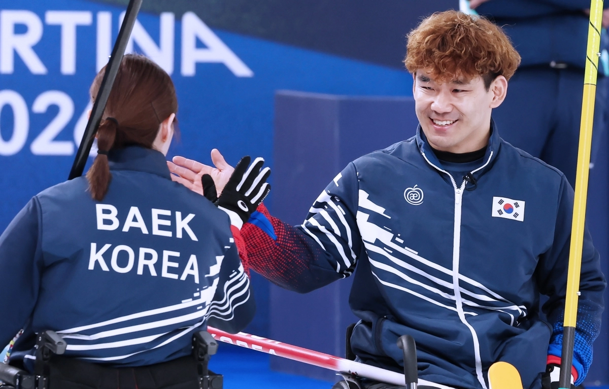 하이파이브하는 백혜진(왼쪽)과 이용석. 대한장애인체육회 제공