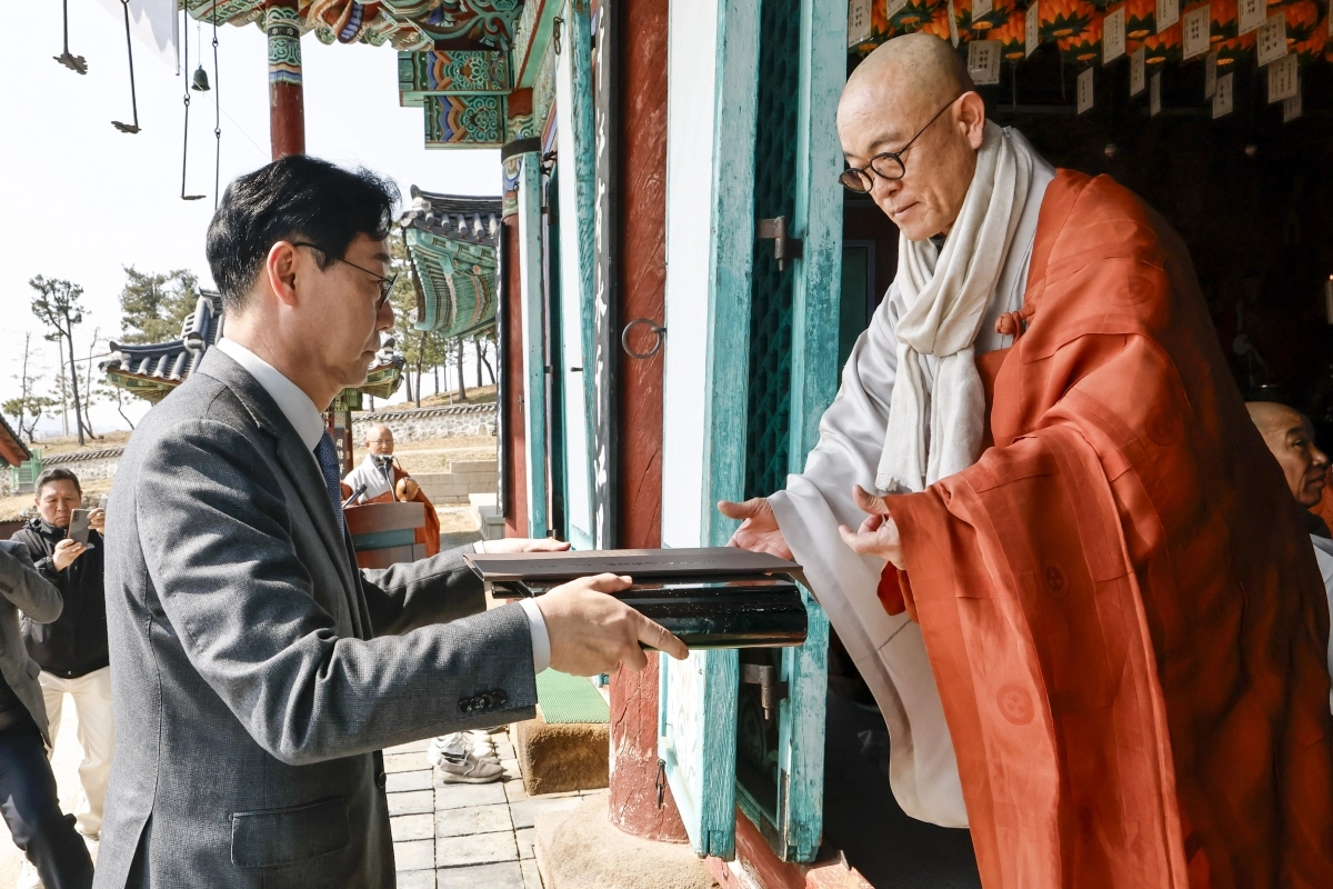 정명근 화성시장이 용주사 주지 성효 스님에게 천보루 보물지정서를 전달하고 있다. (화성시 제공)