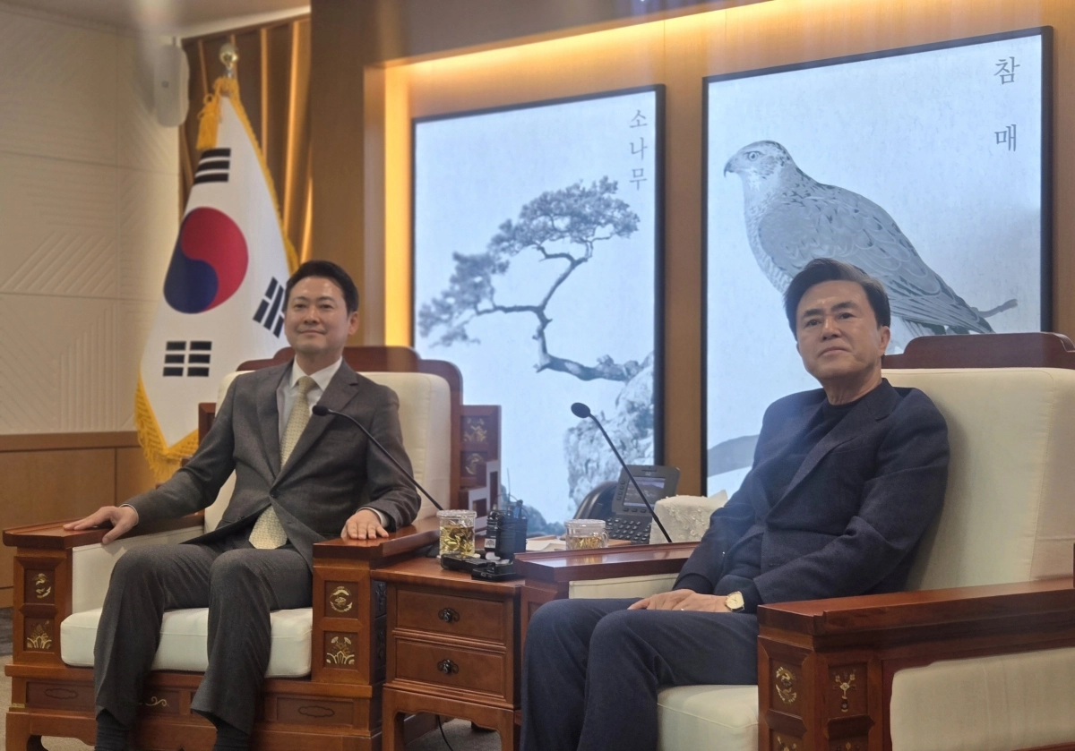 국민의힘 장동혁 대표(왼쪽)와 김태흠 충남지사가 10일 오후 충남도청 접견실에서 취재진의 질문을 듣고 있다. 이종익 기자