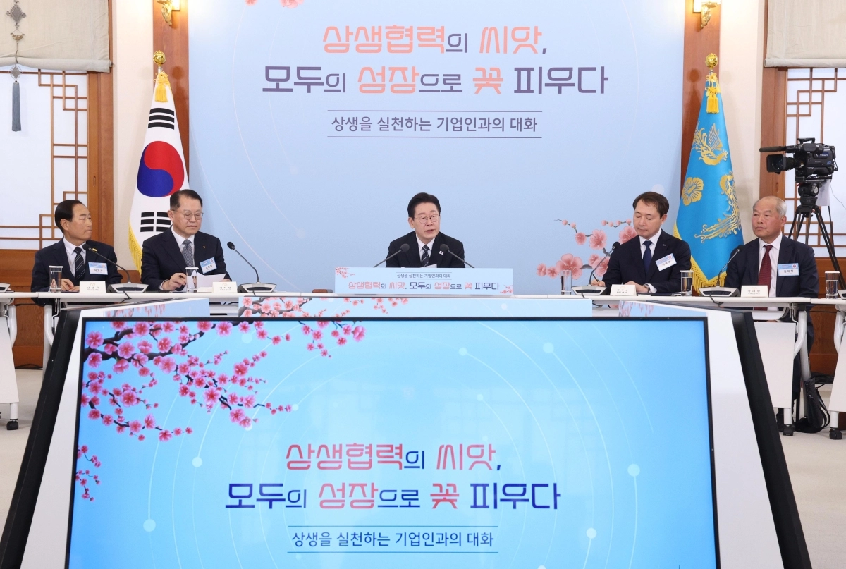 이재명 대통령이 10일 청와대에서 열린 ‘상생을 실천하는 기업인과의 대화’ 간담회에서 발언하고 있다. 왼쪽부터 김성구 대한산업 대표, 김희철 한화오션 대표, 이 대통령, 차재병 한국항공우주산업 대표, 김태형 미래항공 대표. 뉴스1