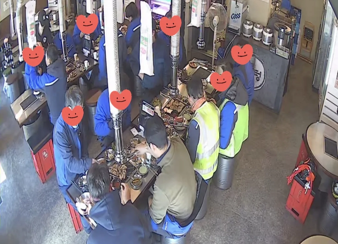 한 자영업자가 자신의 가게 앞을 파손했다는 인부들에게 보상을 요구하지 않고 “괜찮다”고 하자 해당 인부들이 단체 회식으로 화답한 사연이 전해졌다. 스레드 캡처