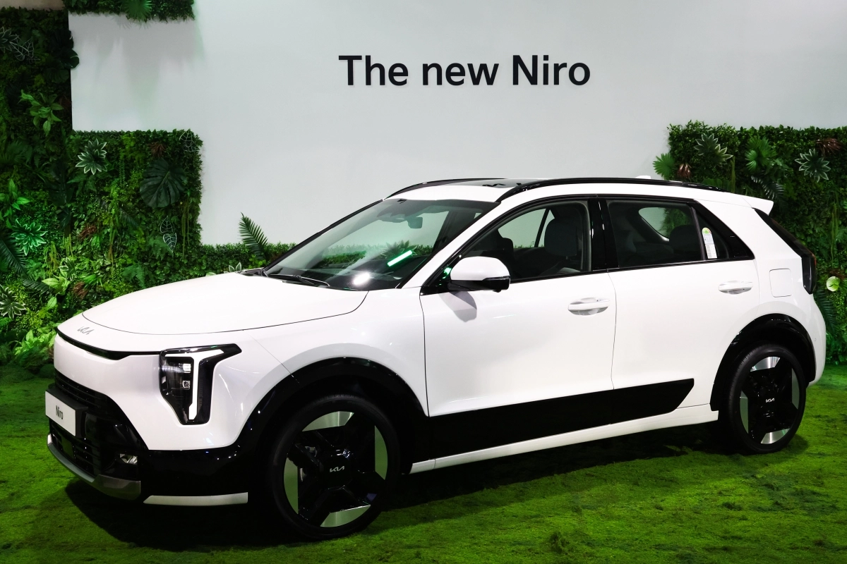 지난 9일 서울 마포구 레이어스튜디오11에서 열린 기아 ‘더 뉴 니로 미디어데이’에서 더 뉴 니로 차량이 공개되고 있다.  연합뉴스