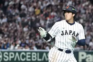 천하의 오타니도 조용히 고개 숙였다…일왕 등장에 경건해진 도쿄 돔