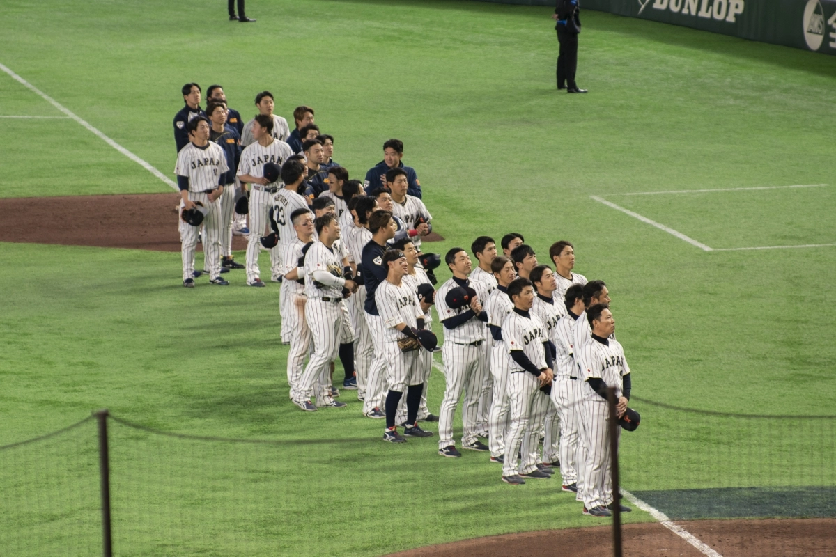 나루히토 일왕 일가를 바라보는 일본 선수들. 2026.3.8 도쿄 류재민 기자