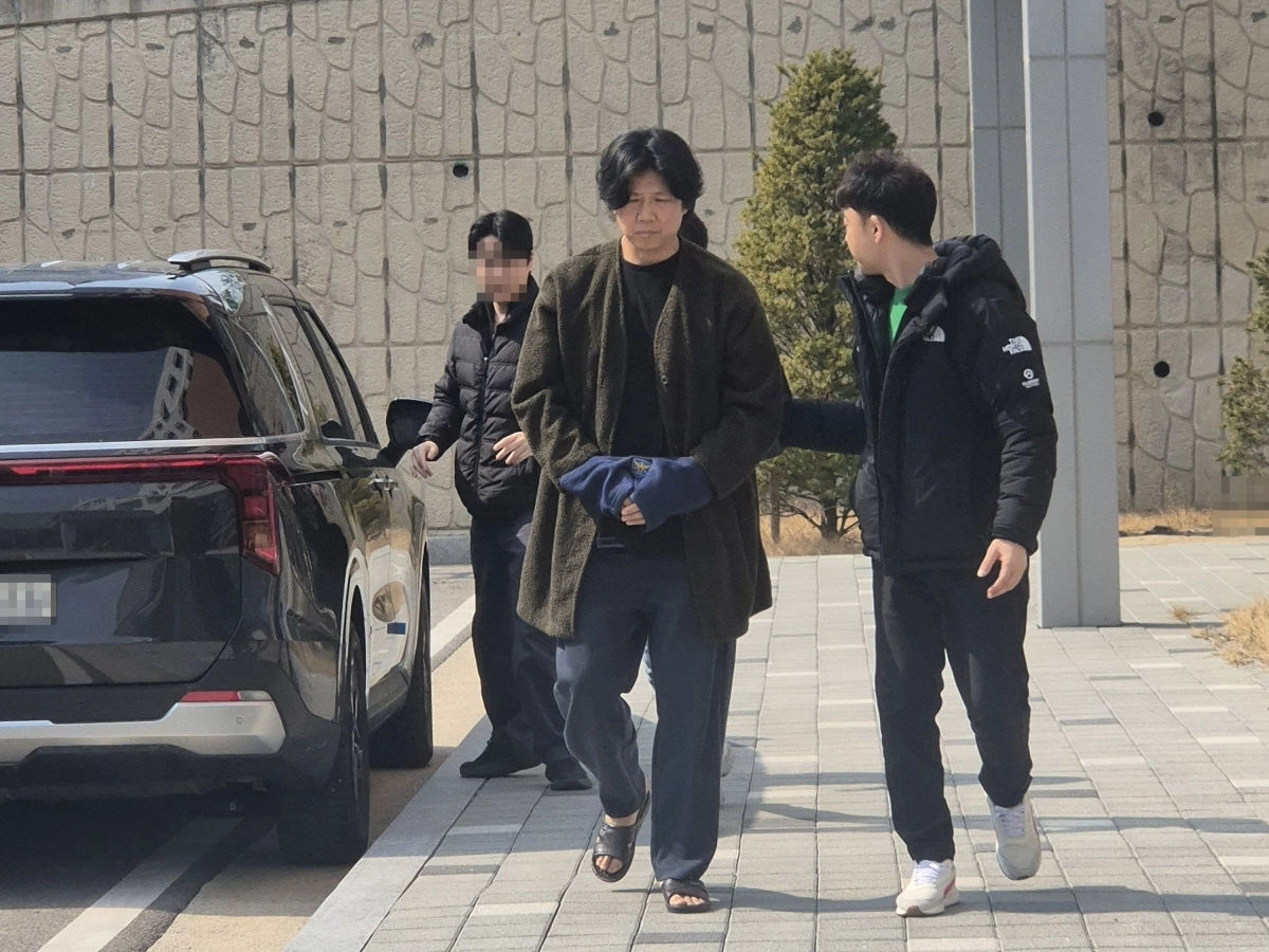 10일 춘천지법 속초지원에 밴드 시나위 보컬 김바다가 구속 전 피의자 심문(영장실질심사)을 받기 위해 출석하고 있다. 2026.3.10 연합뉴스