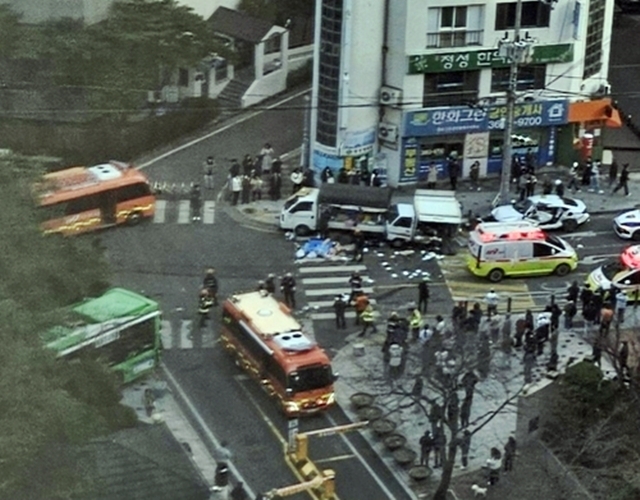 10일 경찰과 소방 당국에 따르면 이날 오후 5시 37분쯤 염창동에 있는 한 아파트 옆 골목 도로에서 승객을 하차시킨 한 마을버스가 갑자기 출발해 중앙선을 넘어 반대편 차로에서 대기하던 차량 5대와 잇달아 충돌했다. 이 사고로 60대 남성 버스 운전자와 승객 17명, 버스에 부딪힌 차량에 탑승하고 있던 5명, 보행자 1명 등 총 24명이 경상을 입었다. 이 중 2명은 임산부인 것으로 알려졌다. 2026.3.10 연합뉴스(독자 제공)