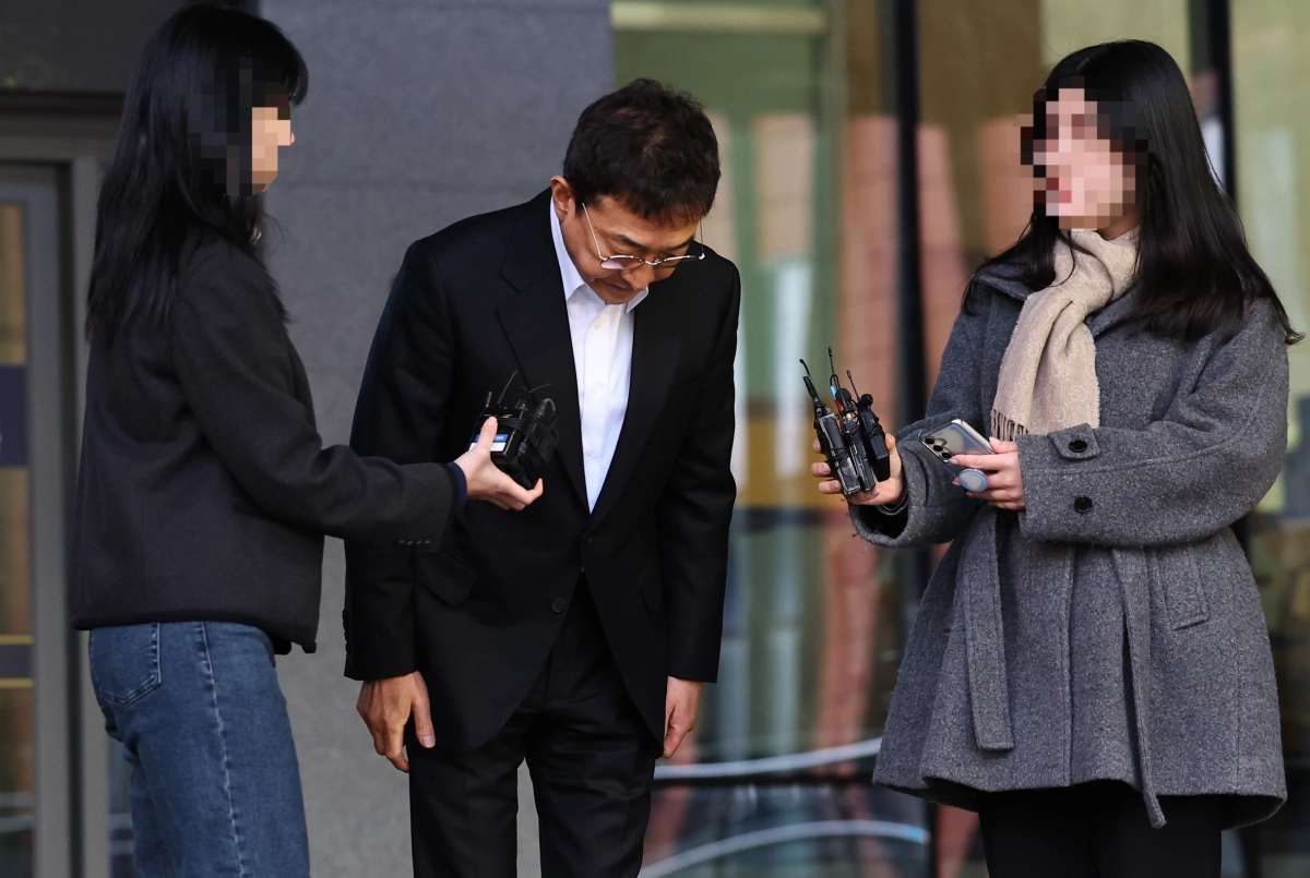 고개숙여 인사하는 배우 이재룡