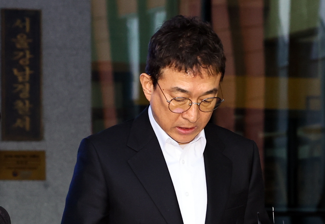 경찰 조사 마치고 귀가하는 이재룡