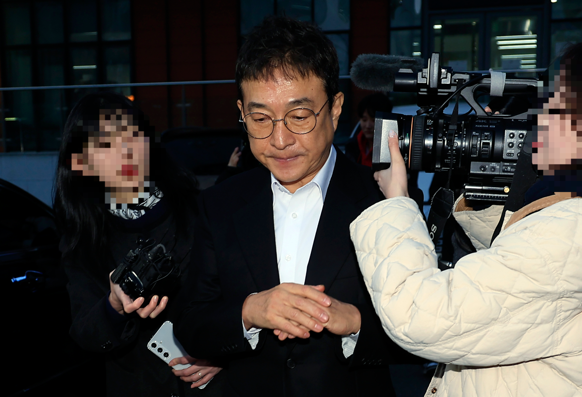 경찰 조사 받고 귀가하는 이재룡