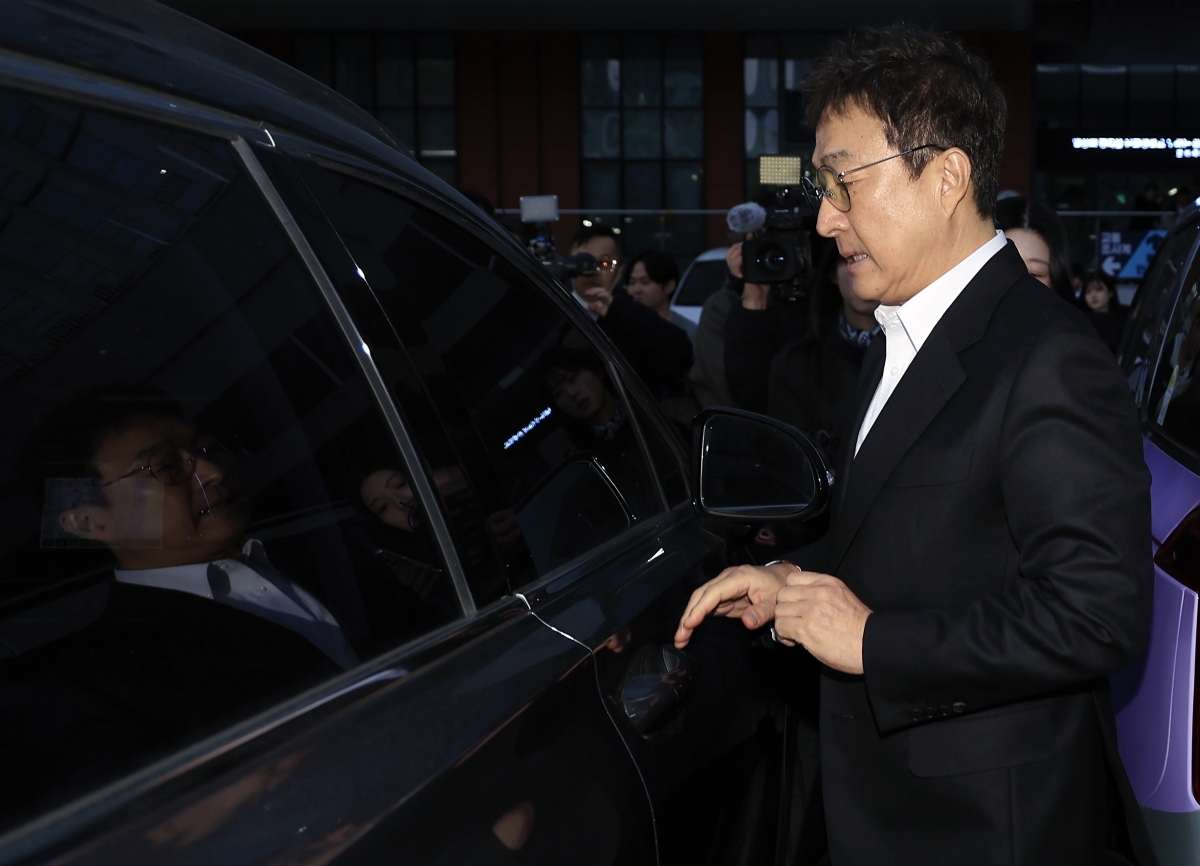 경찰 피의자 조사 받고 귀가하는 이재룡