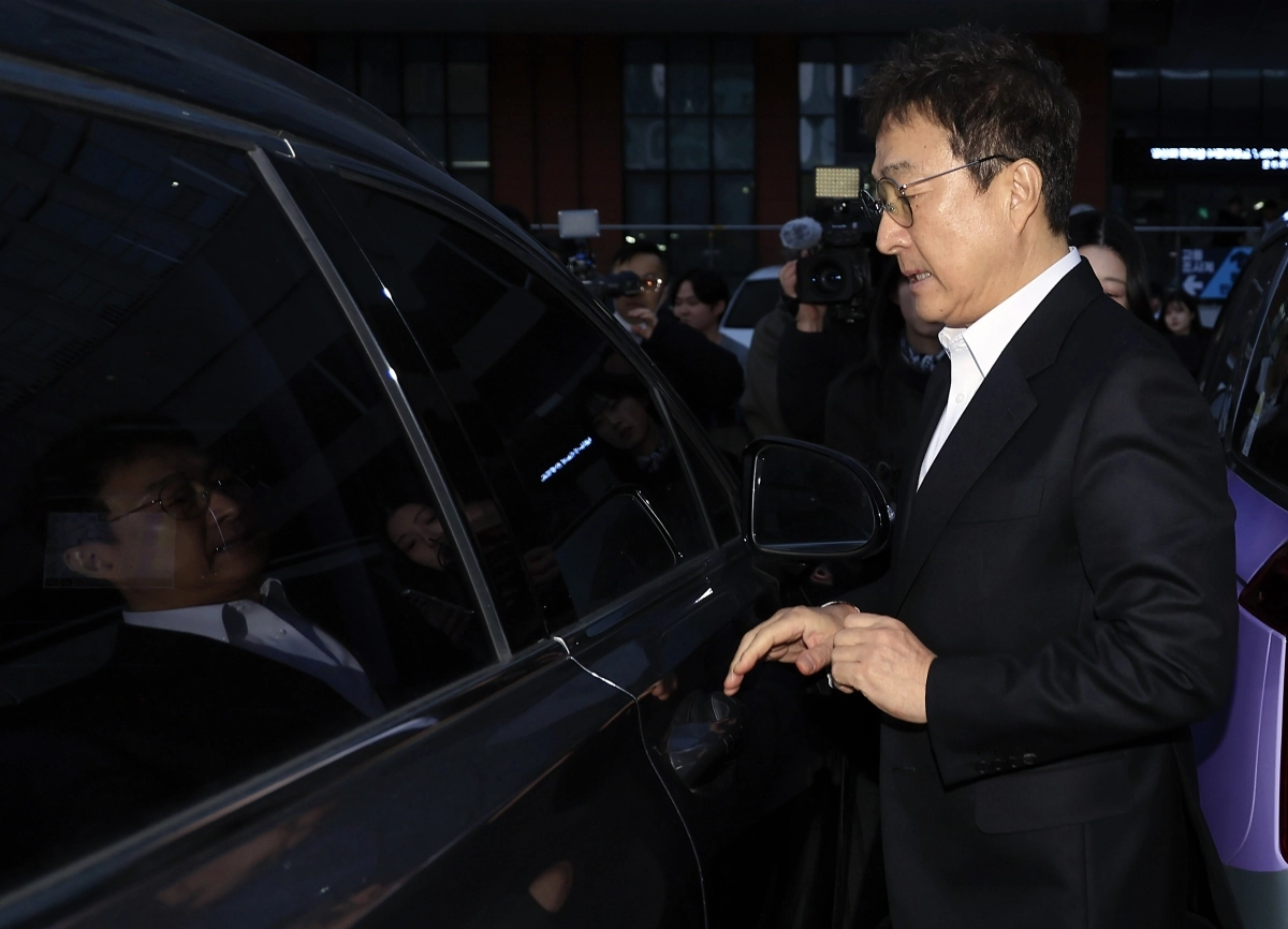 경찰 피의자 조사 받고 귀가하는 이재룡