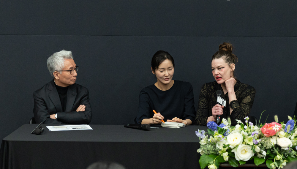 10일 서울 세종문화회관에서 열린 기자간담회에서 ‘재키’ 안무가 샤론 에얄(오른쪽)이 기자들의 질문에 대답하고 있다. 이날 간담회에는 안호상(왼쪽) 세종문화회관 사장, 무용수 남윤승·김여진이 참석했다. 세종문화회관 제공