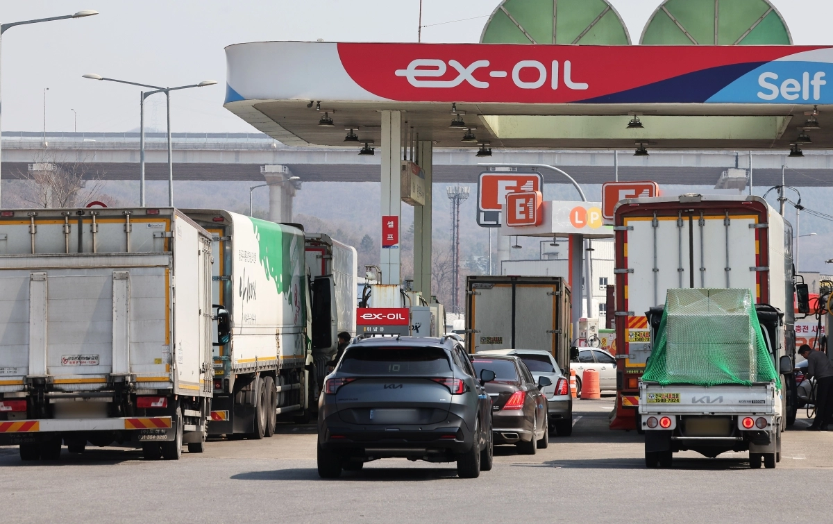 도심보다 기름값이 싼 휴게소 주요소에서 차량들이 주유 순서를 기다리고 있다. 사진은 10일 경기도 용인시 영동고속도로 용인휴게소 강릉방향 주유소.