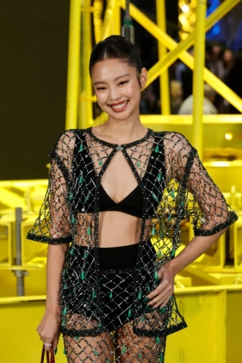 블랙핑크의 제니가 9일(현지시간) 프랑스 파리에서 열린 파리 패션 위크 중 ‘샤넬 2026-27 가을/겨울(F/W) 여성복 컬렉션’에 참석해 포즈를 취하고 있다.<br>AFP 연합뉴스