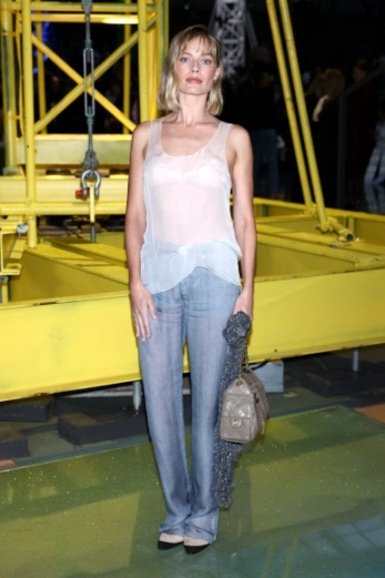 영화배우 마고 로비가 9일(현지시간) 프랑스 파리에서 열린 파리 패션 위크 중 ‘샤넬 2026-27 가을/겨울(F/W) 여성복 컬렉션’에 참석해 포즈를 취하고 있다.<br>AP 연합뉴스