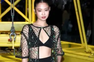 [포토] 제니, 패션쇼 압도한 ‘시스루 룩’