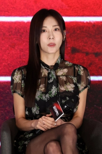 배우 하지원이 10일 서울 구로구 더세인트에서 열린 ENA 드라마 ‘클라이맥스’ 제작발표회에서 질문을 듣고 있다. 2026.3.10 <br>연합뉴스