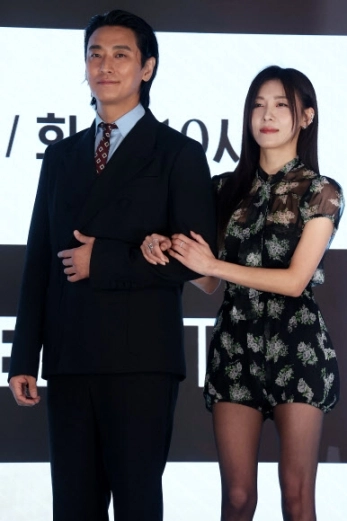 배우 주지훈, 하지원이 10일 서울 구로구 더세인트에서 열린 ENA 드라마 ‘클라이맥스’ 제작발표회에서 포즈를 취하고 있다. 2026.3.10 <br>연합뉴스