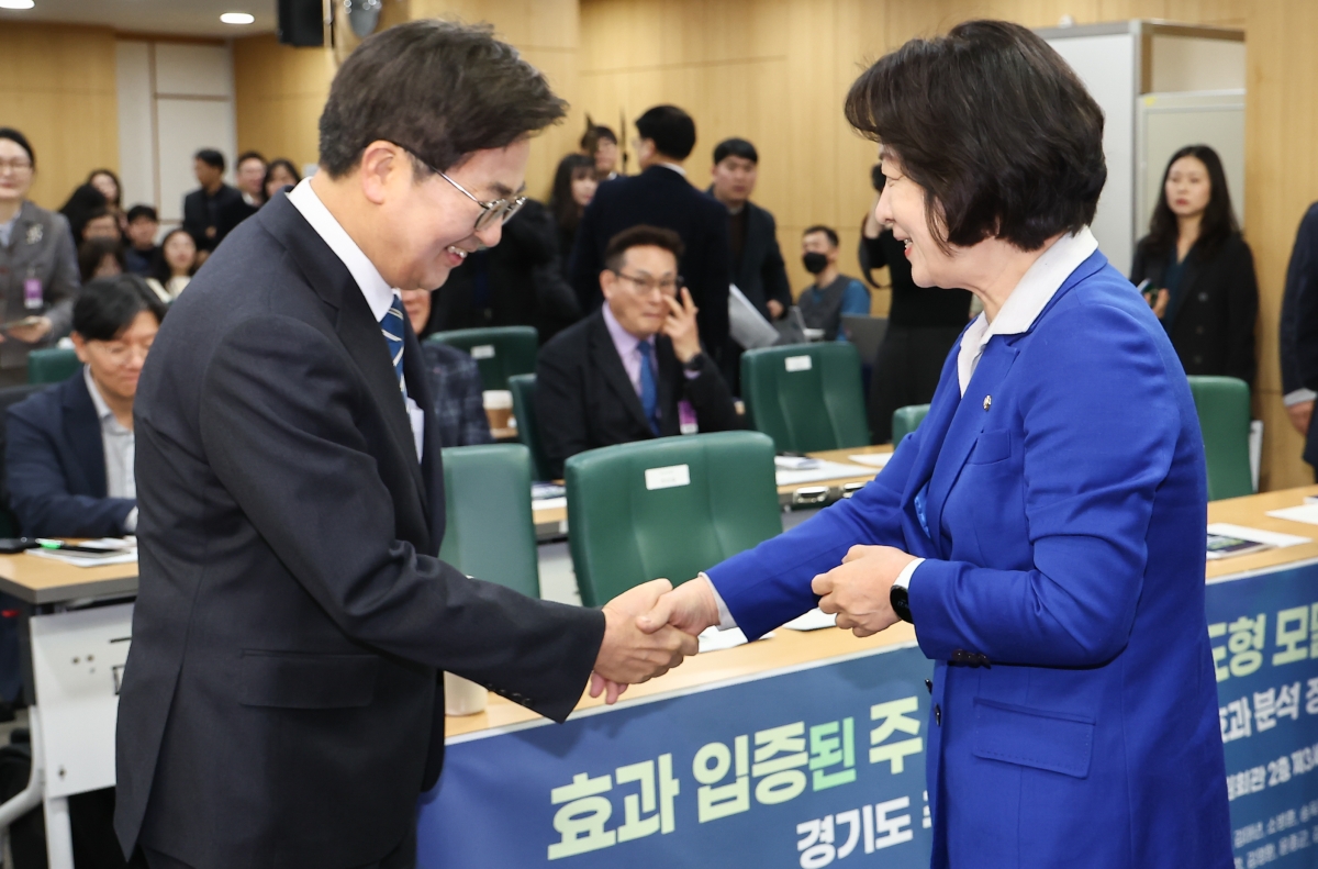 김동연 경기도지사와 추미애 의원이 10일 서울 영등포구 국회 의원회관에서 열린 경기도 주 4.5일제 시범사업 효과 분석 정책 토론회에 참석하며 인사를 나누고 있다. 2026.3.10. 뉴스1