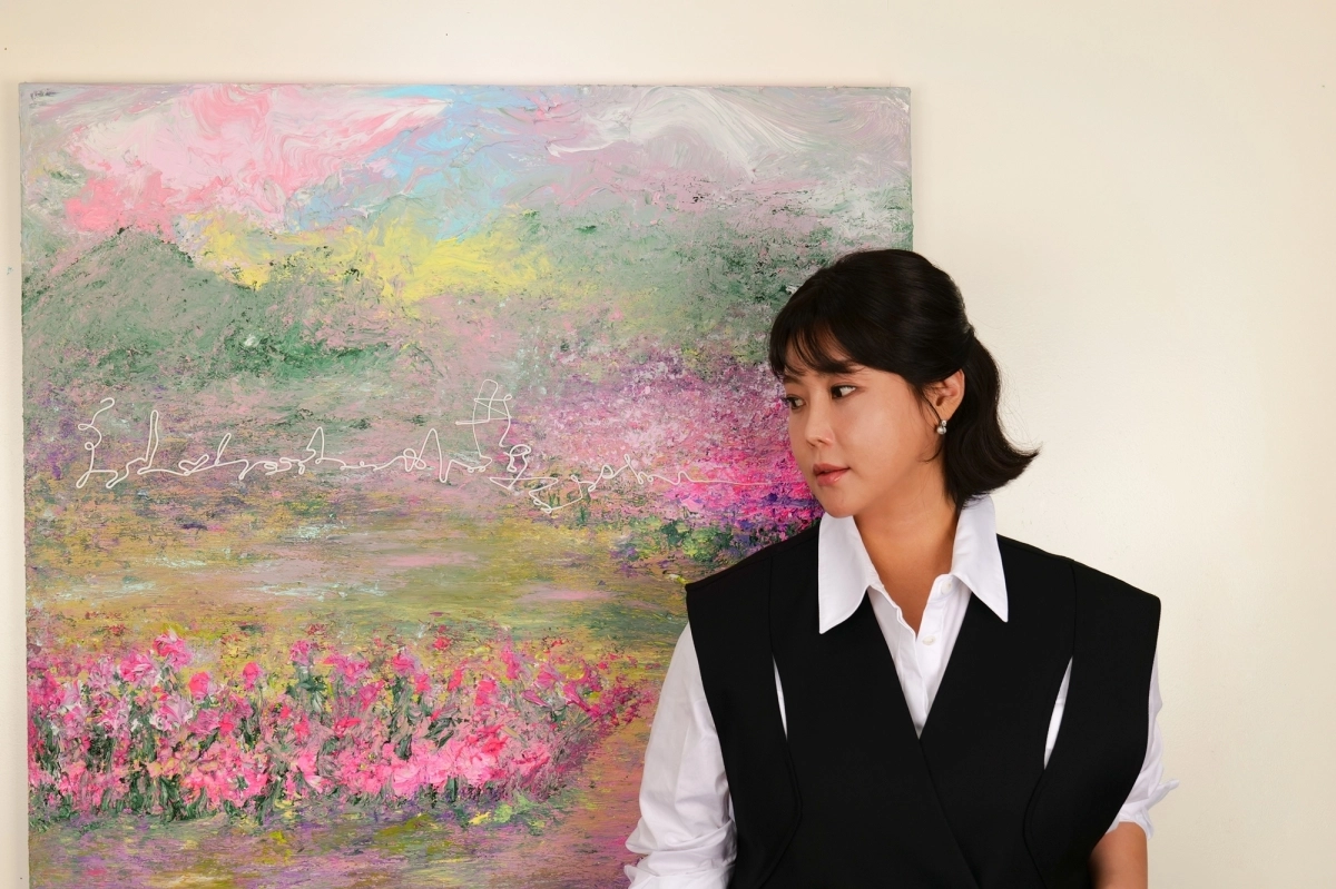 가수 겸 화가 권지안(솔비)이 자신의 작품 ‘허밍 로드’ 연작 앞에 서 있다. 지안캐슬 제공