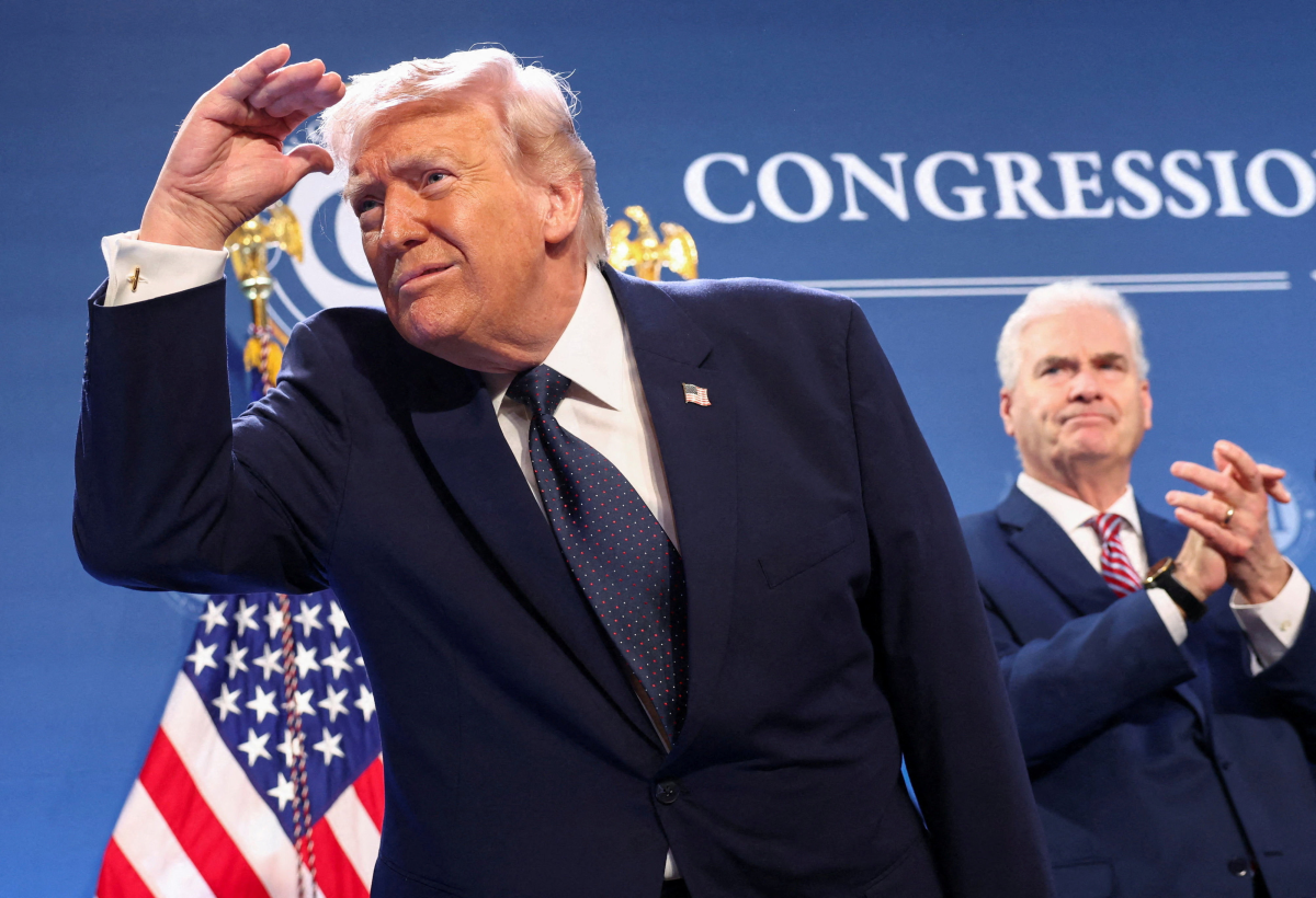 이란과 전쟁을 치르고 있는 ② 도널드 트럼프 미국 대통령이 지난 9일(현지시간) 공화당원들을 상대로 한 연설 이후 제스처를 취하고 있다.  마이애미 로이터 연합뉴스