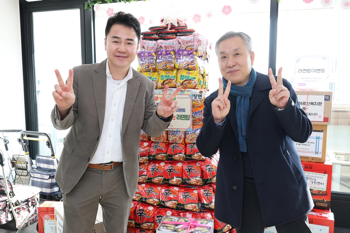 오언석(왼쪽) 서울 도봉구청장이 지난 4일 방아골종합사회복지관에서 열린 ‘마음편의점 도봉 2호점’ 개소식에서 한상진 관장과 함께 기념촬영을 하고 있다. 도봉구 제공