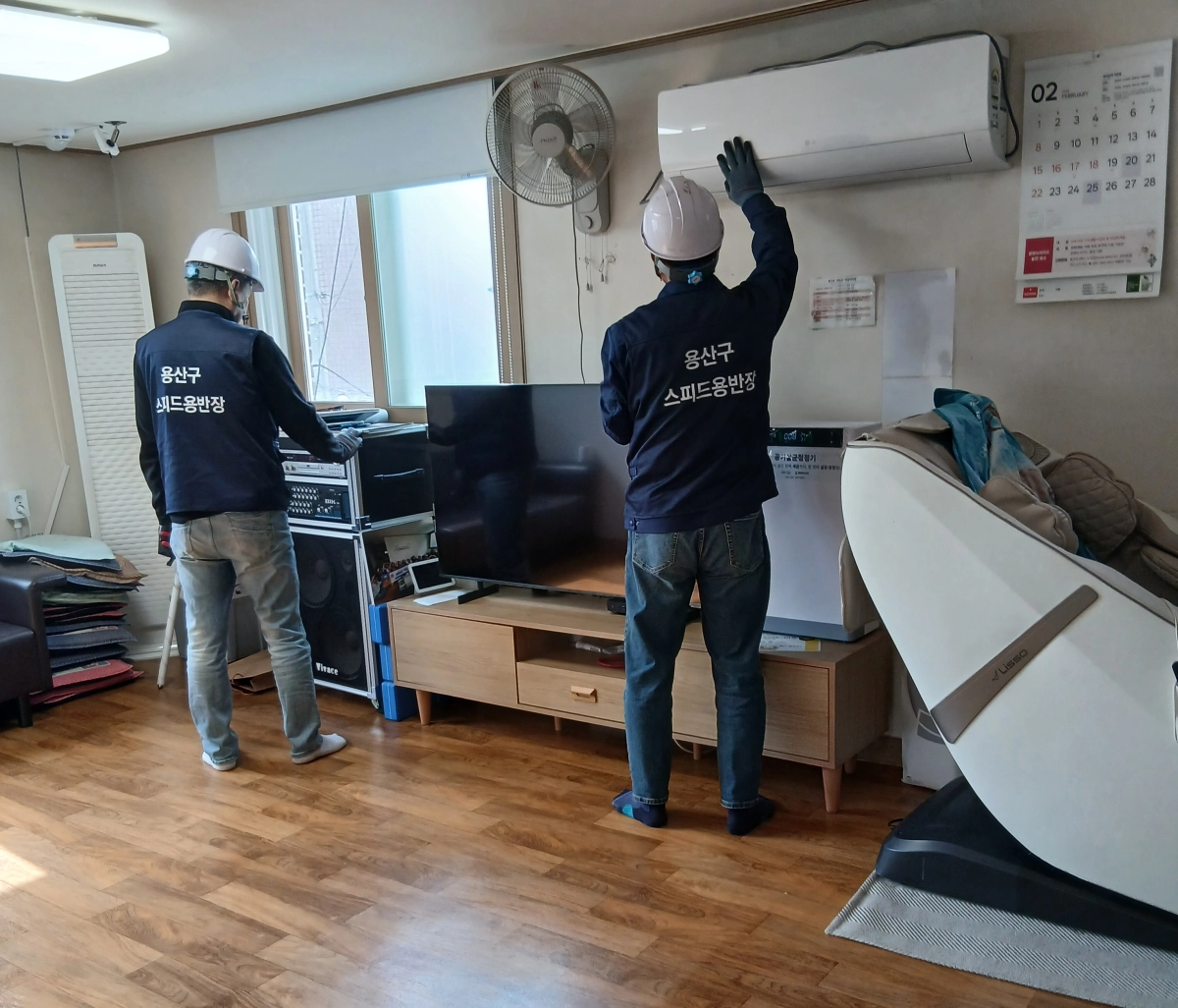 서울 용산구의 ‘스피드 용반장’ 복지기동대가 지난달 한 경로당에서 전기 제품을 점검하고 있다. 용산구 제공