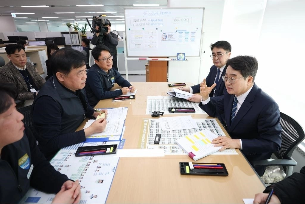 김동연(앞줄 오른쪽) 경기지사가 지난달 20일 도청사에 마련된 ‘부동산 불법행위 수사 태스크포스’ 사무실을 찾아 긴급 대책회의를 주재하고 있다.  경기도 제공