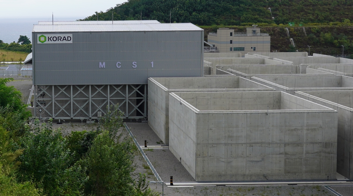 경북 경주시 문무대왕면의 중저준위 방폐물 처분시설 내에 있는 2단계 표층처분시설 모습. 한국원자력환경공단 제공