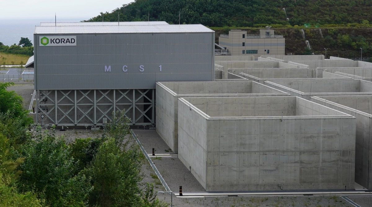 경북 경주시 문무대왕면의 중저준위 방폐물 처분시설 내에 있는 2단계 표층처분시설 모습. 한국원자력환경공단 제공