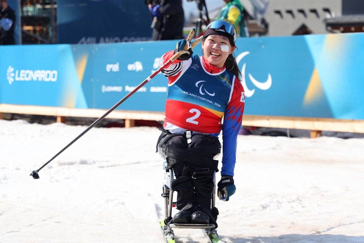 장애인 스포츠의 ‘간판스타’ 김윤지가 10일(한국시간) 이탈리아 테세로 크로스컨트리 스타디움에서 열린 크로스컨트리 스키 여자 스프린트 좌식 결선에서 은메달을 딴 뒤 손가락으로 V자를 그려보이며 기뻐하고 있다. 사진공동취재단